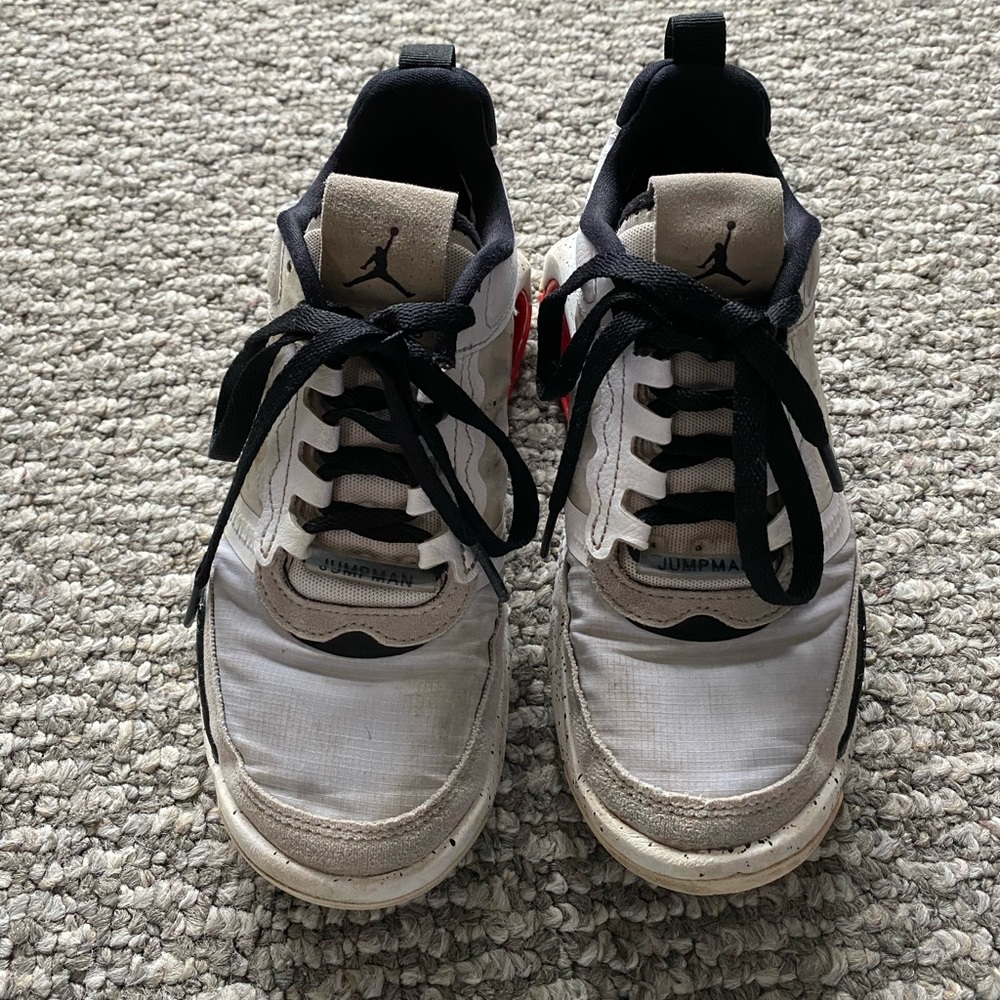 Boys size 3.5 Nike Air Jordan sneakers